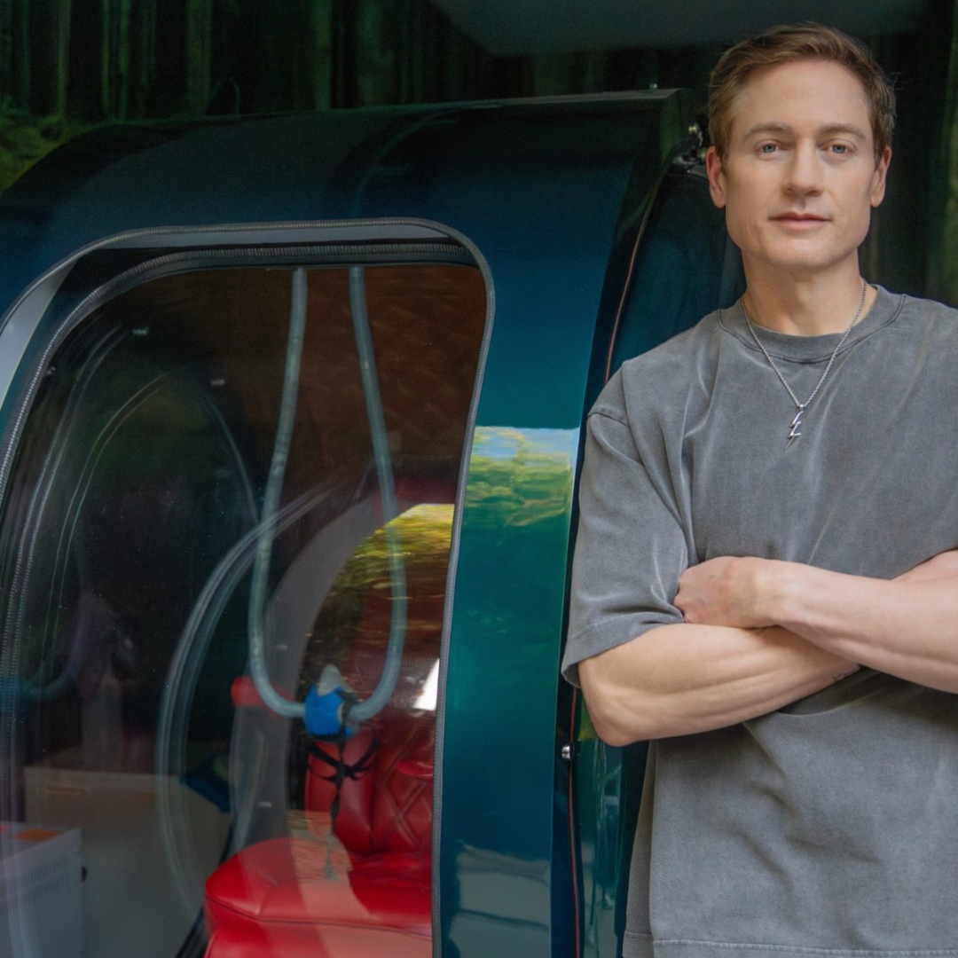 Bryan Johnson en sesión de oxigenoterapia