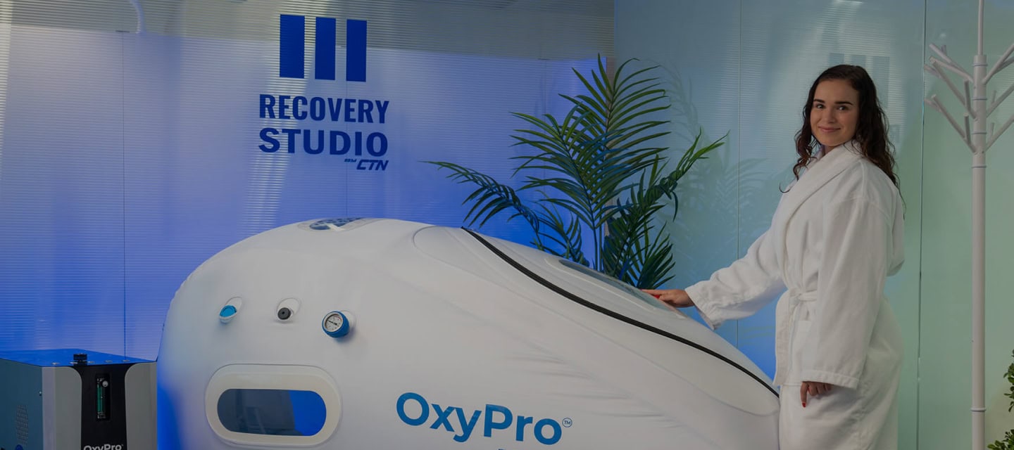 Persona realizando sesión de cámara hiperbárica