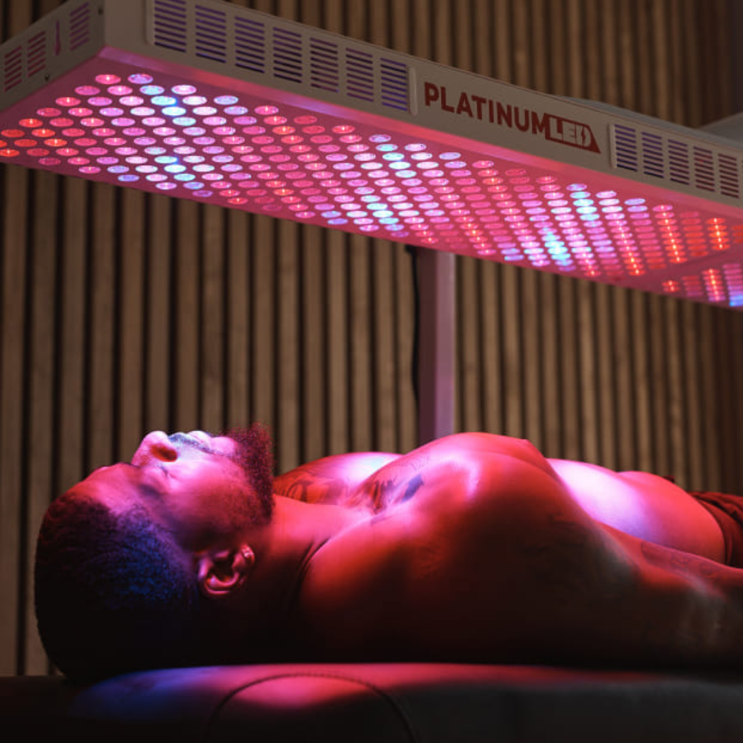 Persona realizando la terapia de luz roja